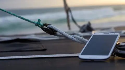 Teléfono móvil expuesto a temperatura ambiente en un entorno marítimo Teléfono móvil expuesto a temperatura ambiente en un entorno marítimo