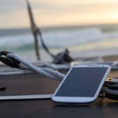 Teléfono móvil expuesto a temperatura ambiente en un entorno marítimo 