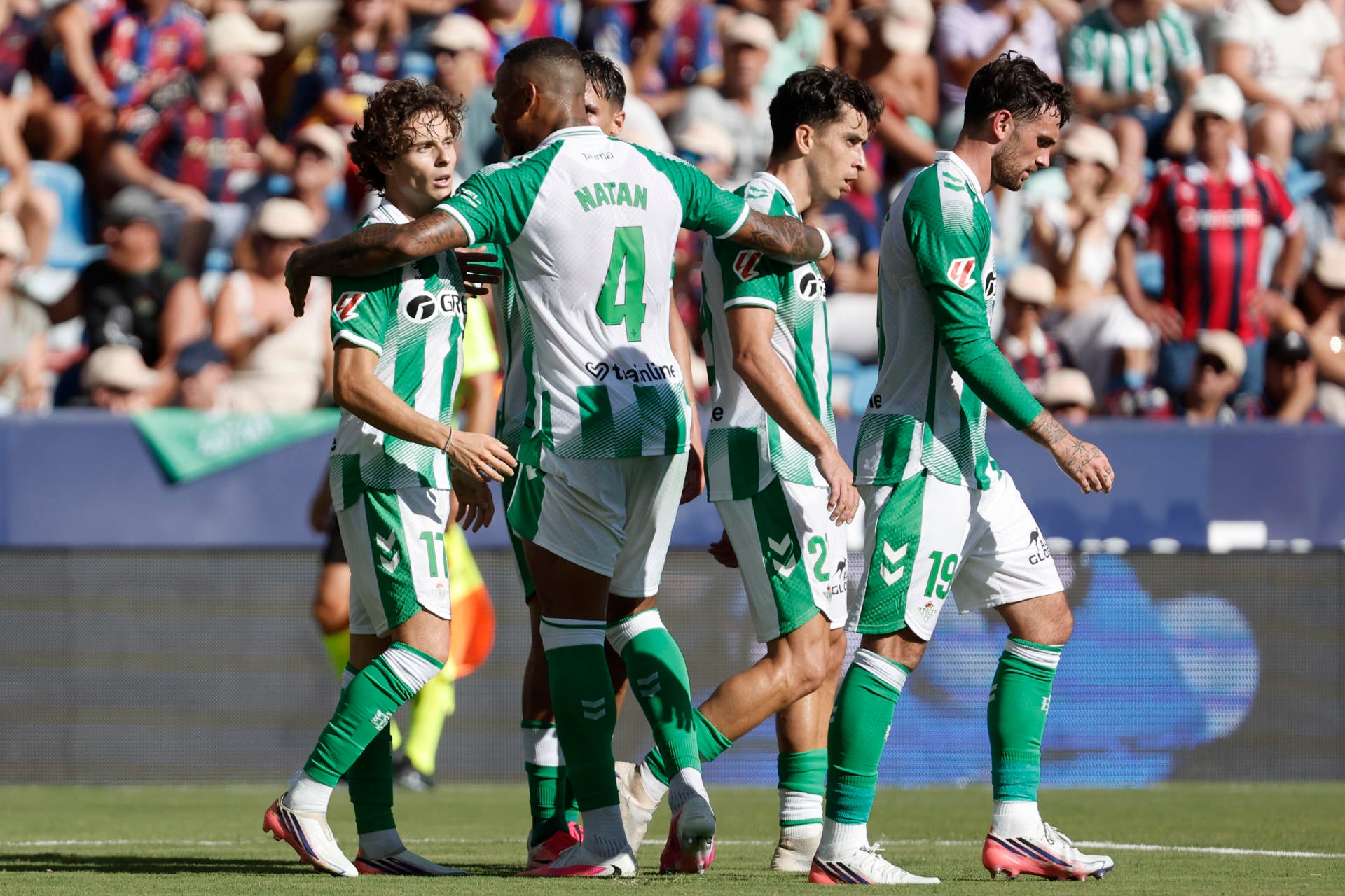 El Betis defendió horriblemente mal y se llevó una manita El Betis defendió horriblemente mal y se llevó una manita