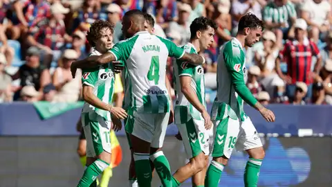 El Betis defendió horriblemente mal y se llevó una manita El Betis defendió horriblemente mal y se llevó una manita