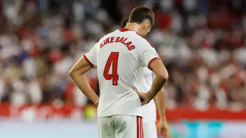 El defensa del Sevilla Kike Salas al finalizar el partido de la tercera jornada de LaLiga entre Sevilla FC y Atlético de Madrid hoy sábado en el estadio Sánchez-Pizjuán, en Sevilla. El defensa del Sevilla Kike Salas al finalizar el partido de la tercera jornada de LaLiga entre Sevilla FC y Atlético de Madrid hoy sábado en el estadio Sánchez-Pizjuán, en Sevilla.