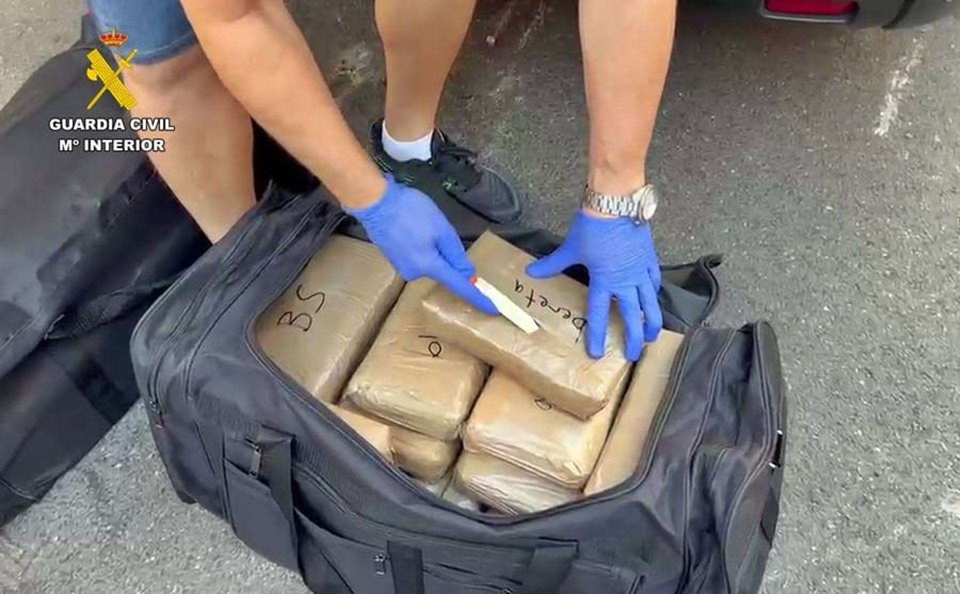 La Guardia Civil intercepta en Talavera la Real un cargamento con más de 400 kilos de cocaína La Guardia Civil intercepta en Talavera la Real un cargamento con más de 400 kilos de cocaína