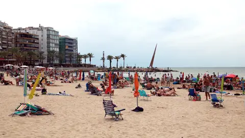 Banyistes en una platja de Salou Banyistes en una platja de Salou