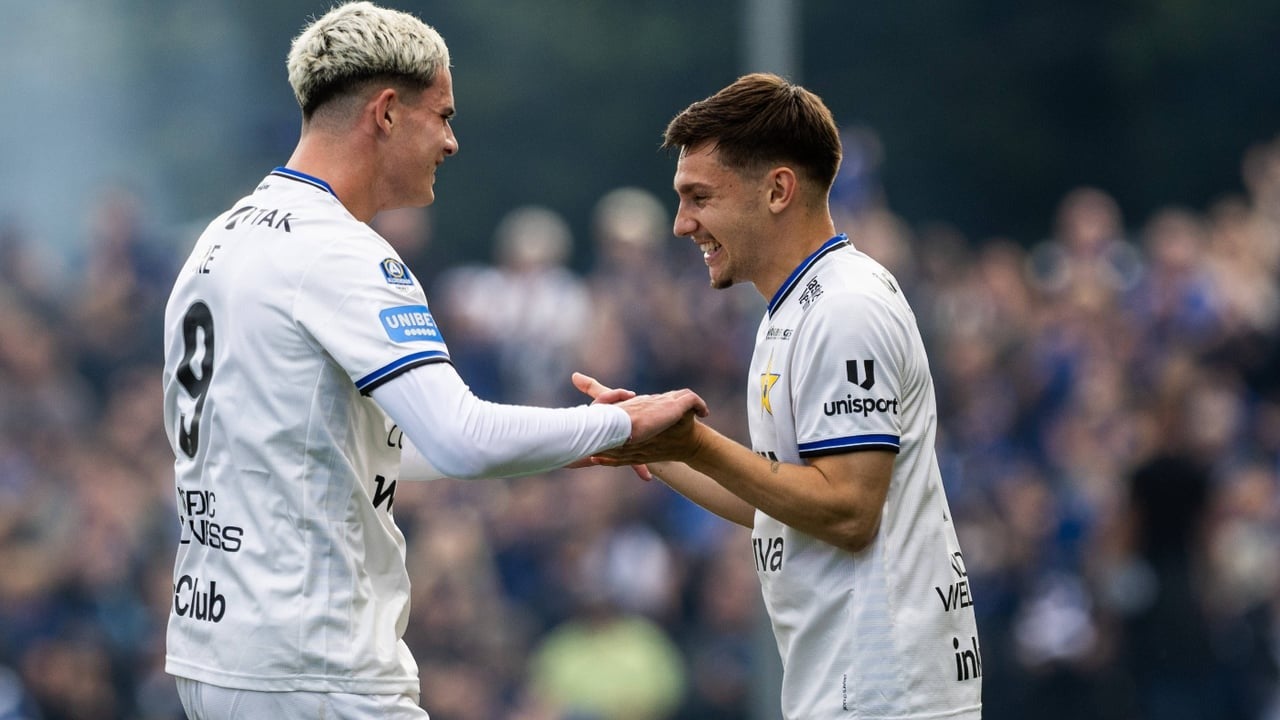 Bjerkebo, a la derecha, objetivo del Sevilla, celebra un gol con Robbie Ure en el Sirius Bjerkebo, a la derecha, objetivo del Sevilla, celebra un gol con Robbie Ure en el Sirius