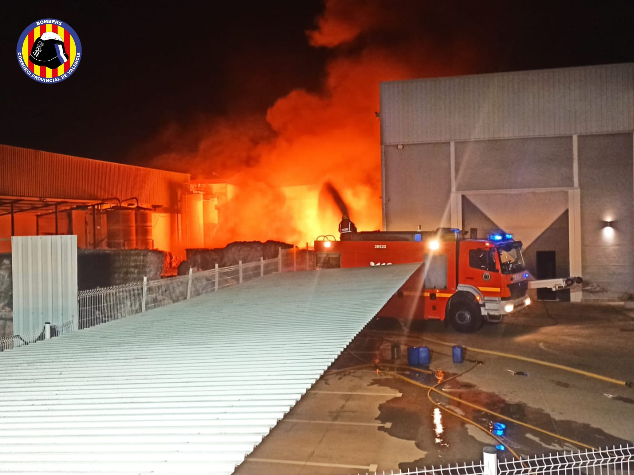 Un gran incendio calcina una empresa de reciclaje en Alberic Un gran incendio calcina una empresa de reciclaje en Alberic
