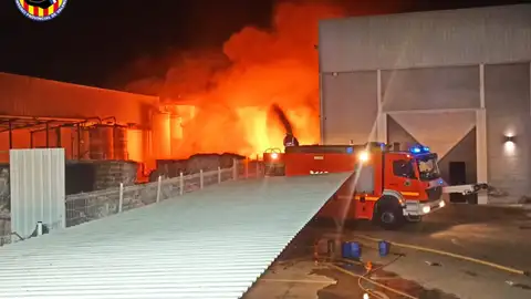 Un gran incendio calcina una empresa de reciclaje en Alberic Un gran incendio calcina una empresa de reciclaje en Alberic
