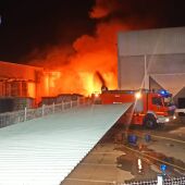 Un gran incendio calcina una empresa de reciclaje en Alberic