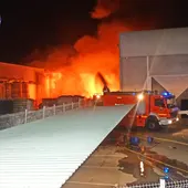 Un gran incendio calcina una empresa de reciclaje en Alberic Un gran incendio calcina una empresa de reciclaje en Alberic