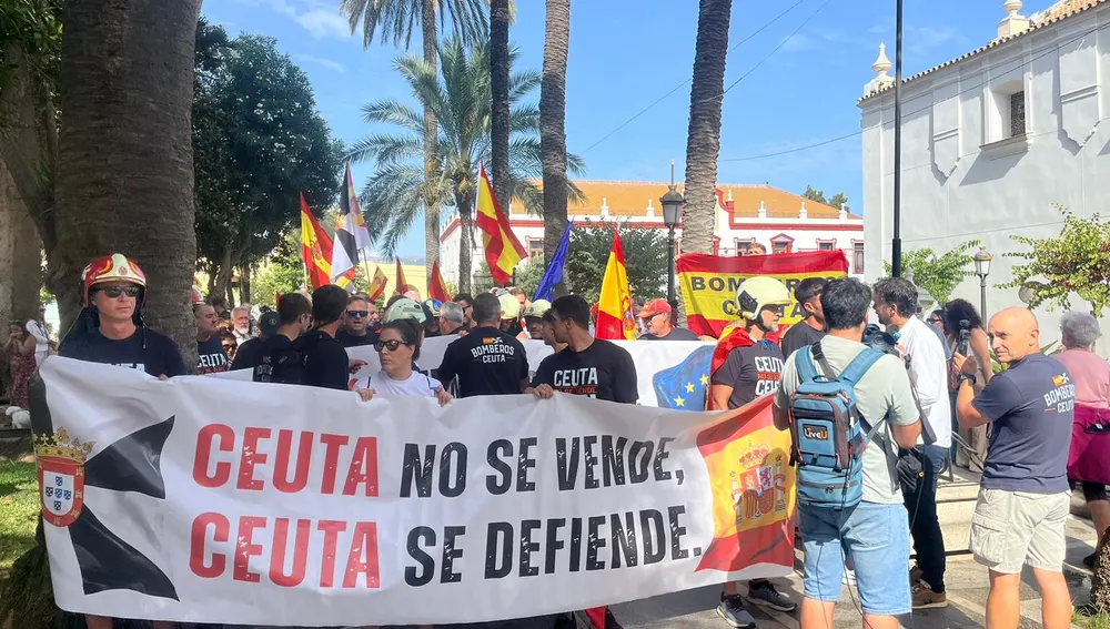 Protesta de bomberos en la Plaza de África. Protesta de bomberos en la Plaza de África.