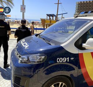 La Polic&iacute;a Nacional detiene a cuatro personas en la playa del Postiguet por robos a ba&ntilde;istas