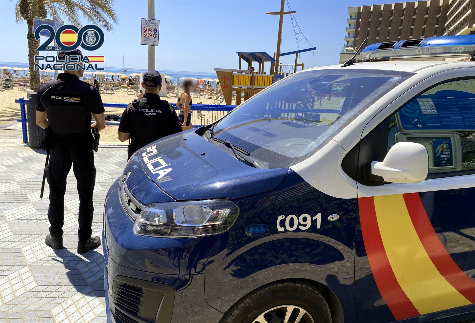 La Policía Nacional detiene a cuatro personas en la playa del Postiguet por robos a bañistas La Policía Nacional detiene a cuatro personas en la playa del Postiguet por robos a bañistas