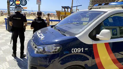 La Policía Nacional detiene a cuatro personas en la playa del Postiguet por robos a bañistas La Policía Nacional detiene a cuatro personas en la playa del Postiguet por robos a bañistas
