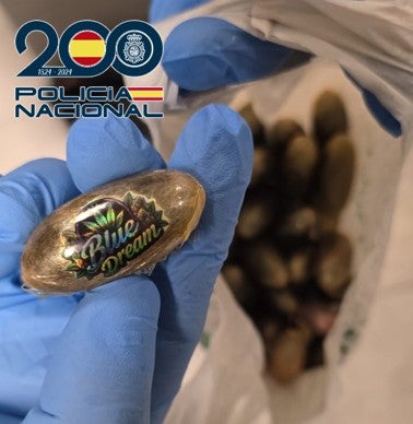 Detenido en Motril tras huir con una mochila que contenía 3,4 kilos de bellotas de hachís Detenido en Motril tras huir con una mochila que contenía 3,4 kilos de bellotas de hachís