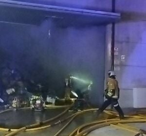 Los bomberos acotan el incendio declarado en una f&aacute;brica textil del pol&iacute;gono industrial norte de Alcoy