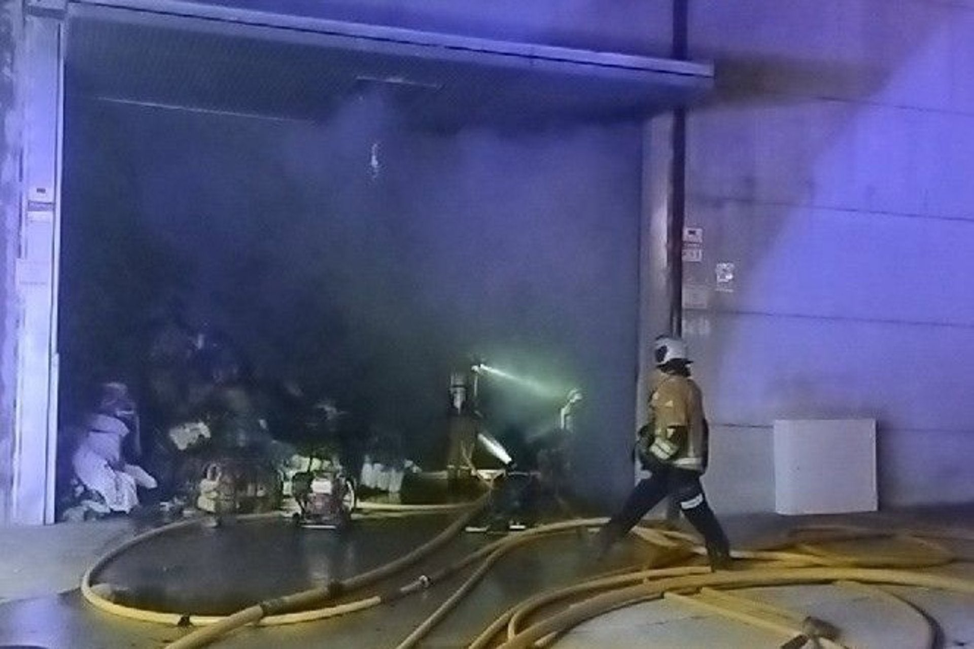 Los bomberos acotan el incendio declarado en una fábrica textil del polígono industrial norte de Alcoy Los bomberos acotan el incendio declarado en una fábrica textil del polígono industrial norte de Alcoy