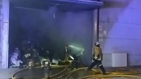 Los bomberos acotan el incendio declarado en una fábrica textil del polígono industrial norte de Alcoy Los bomberos acotan el incendio declarado en una fábrica textil del polígono industrial norte de Alcoy
