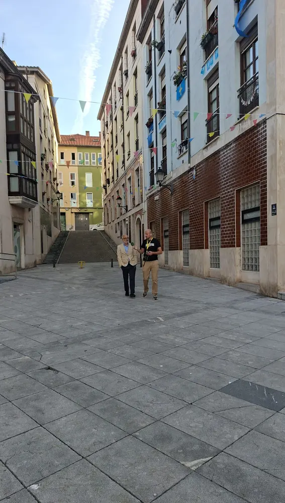Caminando con Chema Gancedo por el barrio de Cimavilla Caminando con Chema Gancedo por el barrio de Cimavilla