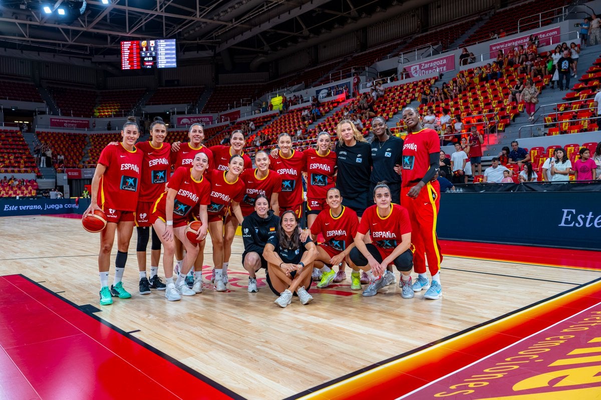 La selección posa en la pista del Príncipe Felipe La selección posa en la pista del Príncipe Felipe