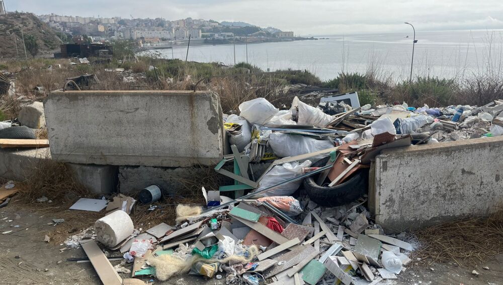 Imagen del estado actual de la carretera del Tarajal al lado del Barrio del Príncipe y de la playa.