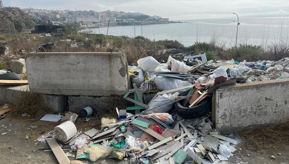 Imagen del estado actual de la carretera del Tarajal al lado del Barrio del Príncipe y de la playa. Imagen del estado actual de la carretera del Tarajal al lado del Barrio del Príncipe y de la playa.