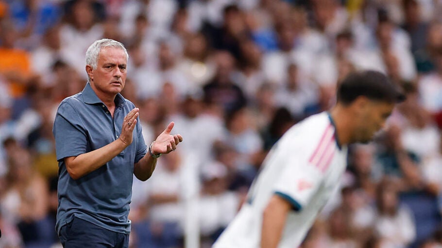 Jos&eacute; Mourinho dando indicaciones durante el Real Madrid - M&aacute;laga