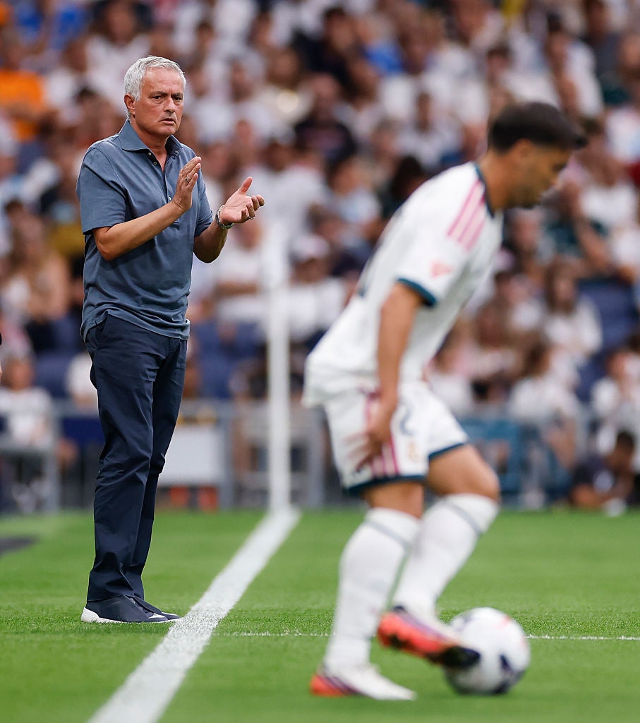 José Mourinho dando indicaciones durante el Real Madrid - Málaga José Mourinho dando indicaciones durante el Real Madrid - Málaga