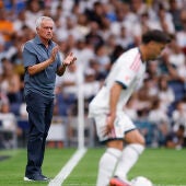 José Mourinho dando indicaciones durante el Real Madrid - Málaga