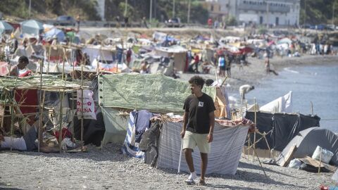 Decenas de migrantes asentados de nuevo en la playa del Trampol&iacute;n, a 31 de agosto de 2026, en Ceuta (Espa&ntilde;a)./ Marcos Moreno / Europa Press