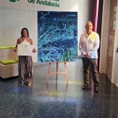 Sheila Cañestro, junto a su obra, es recibida por el Rector de la Unia
