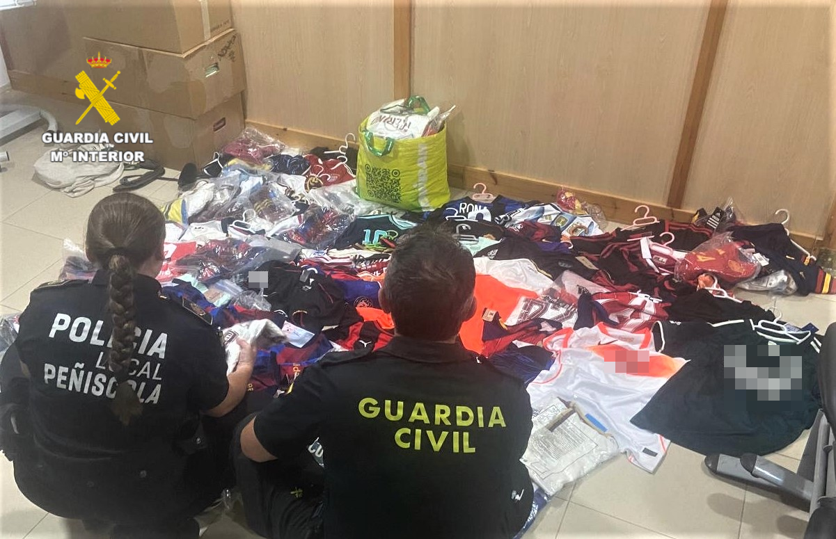 Intervienen 898 productos falsificados en un dispositivo contra la venta ambulante en Peñíscola Intervienen 898 productos falsificados en un dispositivo contra la venta ambulante en Peñíscola