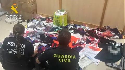 Intervienen 898 productos falsificados en un dispositivo contra la venta ambulante en Peñíscola Intervienen 898 productos falsificados en un dispositivo contra la venta ambulante en Peñíscola
