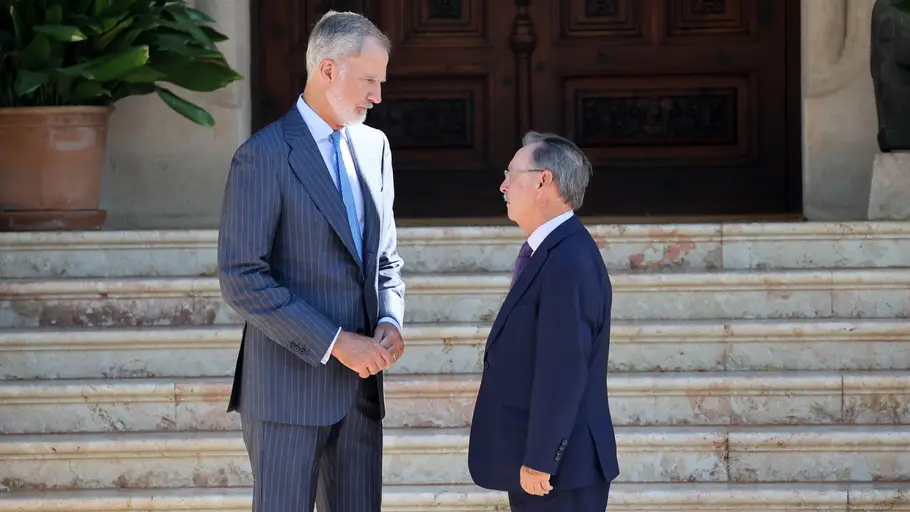 El Rey VI junto a Juan Jesús Vivas Lara, presidente de la Ciudad Autónoma de Ceuta, en el Palacio de Marivent, a 6 de agosto de 2026, en Palma de Mallorca (Islas Baleares, España). El Rey VI junto a Juan Jesús Vivas Lara, presidente de la Ciudad Autónoma de Ceuta, en el Palacio de Marivent, a 6 de agosto de 2026, en Palma de Mallorca (Islas Baleares, España).