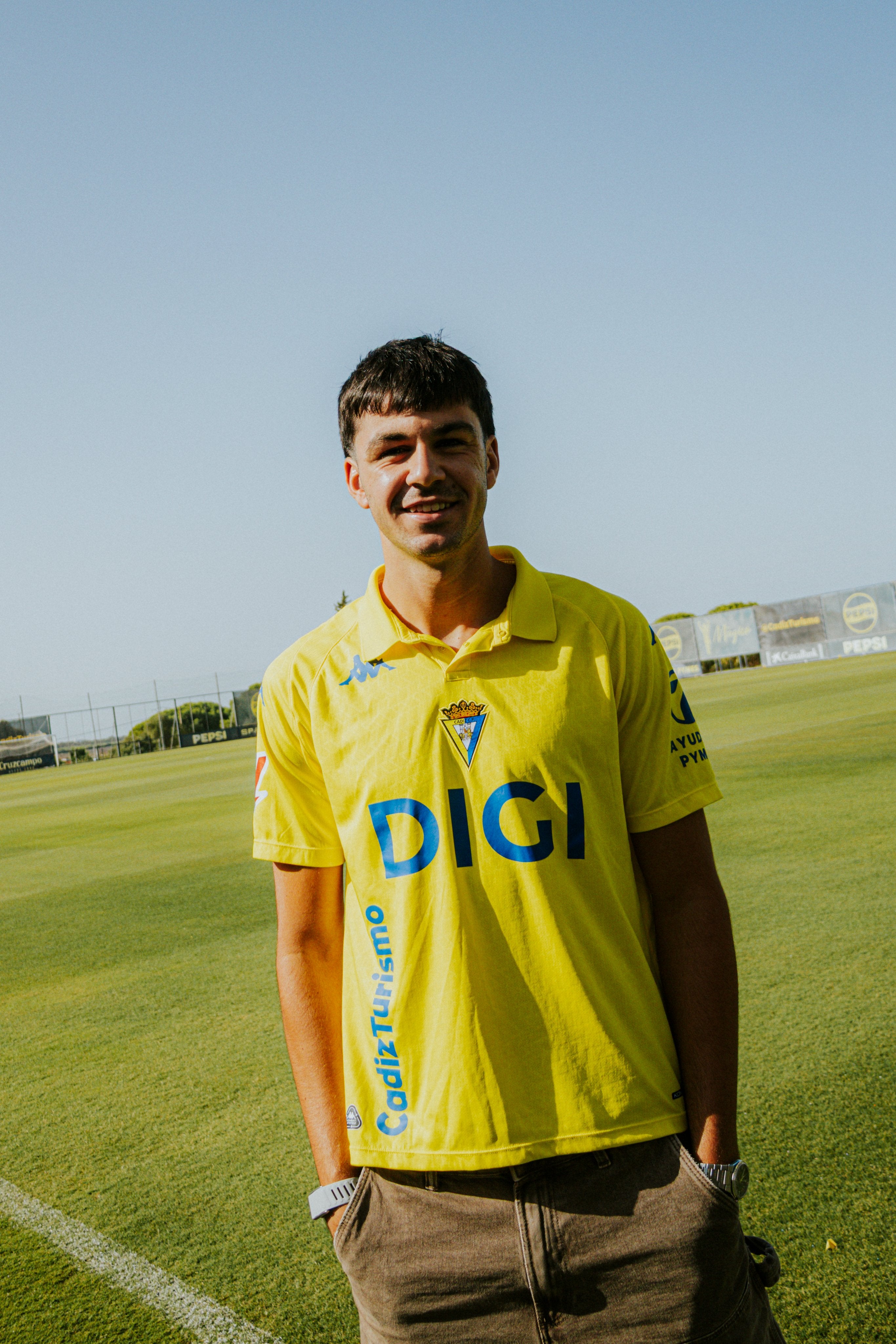 Gonzalo Petit, con una camiseta cadista. Gonzalo Petit, con una camiseta cadista.