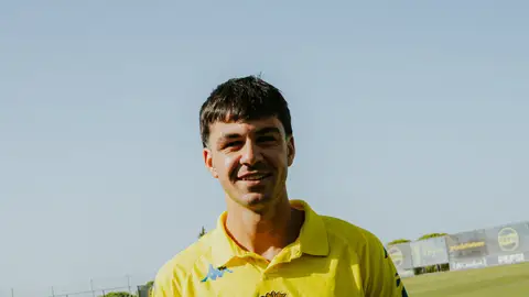 Gonzalo Petit, con una camiseta cadista. Gonzalo Petit, con una camiseta cadista.