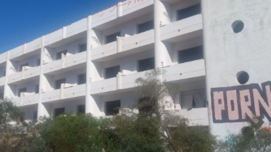 Edificio medio construir junto hospital Costa del Sol