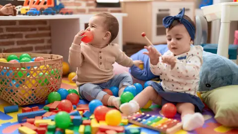 Niños jugando en una guardería Niños jugando en una guardería