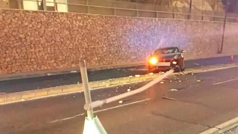 Un conductor ebrio choca contra una farola en Alicante Un conductor ebrio choca contra una farola en Alicante