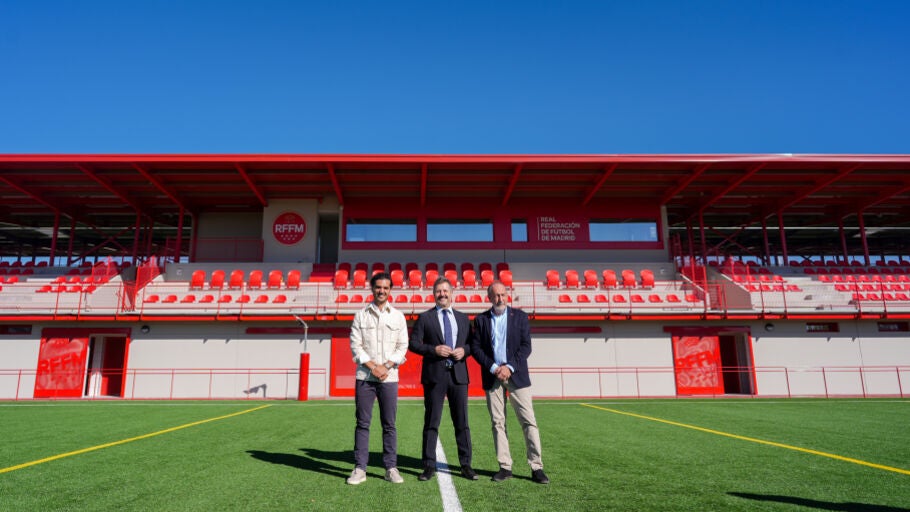 Alejandro Navarro, alcalde de Torrej&oacute;n de Ardoz, Mariano de Paco, consejero de Cultura, Turismo y Deporte, y Francisco D&iacute;ez, presidente de la Real Federaci&oacute;n de F&uacute;tbol de Madrid