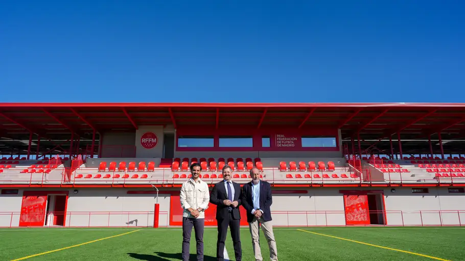 Finalizan las obras de la nueva Ciudad Deportiva de la Real Federación de Fútbol de Madrid en Torrejón de Ardoz Alejandro Navarro, alcalde de Torrejón de Ardoz, Mariano de Paco, consejero de Cultura, Turismo y Deporte, y Francisco Díez, presidente de la Real Federación de Fútbol de Madrid