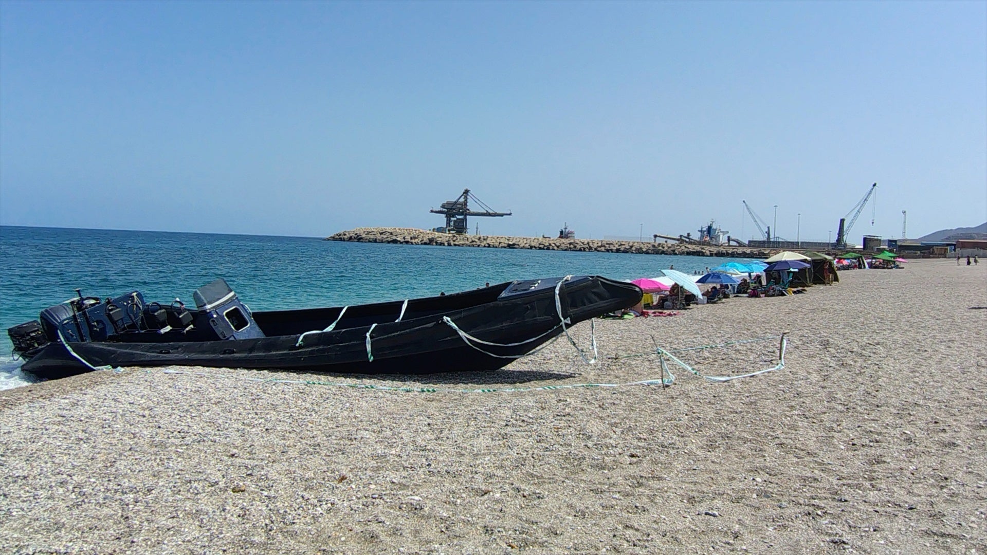 Imagen de archivo de una narcolancha precintada por la Guardia Civil en la playa de las Marinicas, a 28 de agosto de 2026, en Carboneras, Almería, Andalucía (España). Imagen de archivo de una narcolancha precintada por la Guardia Civil en la playa de las Marinicas, a 28 de agosto de 2026, en Carboneras, Almería, Andalucía (España).