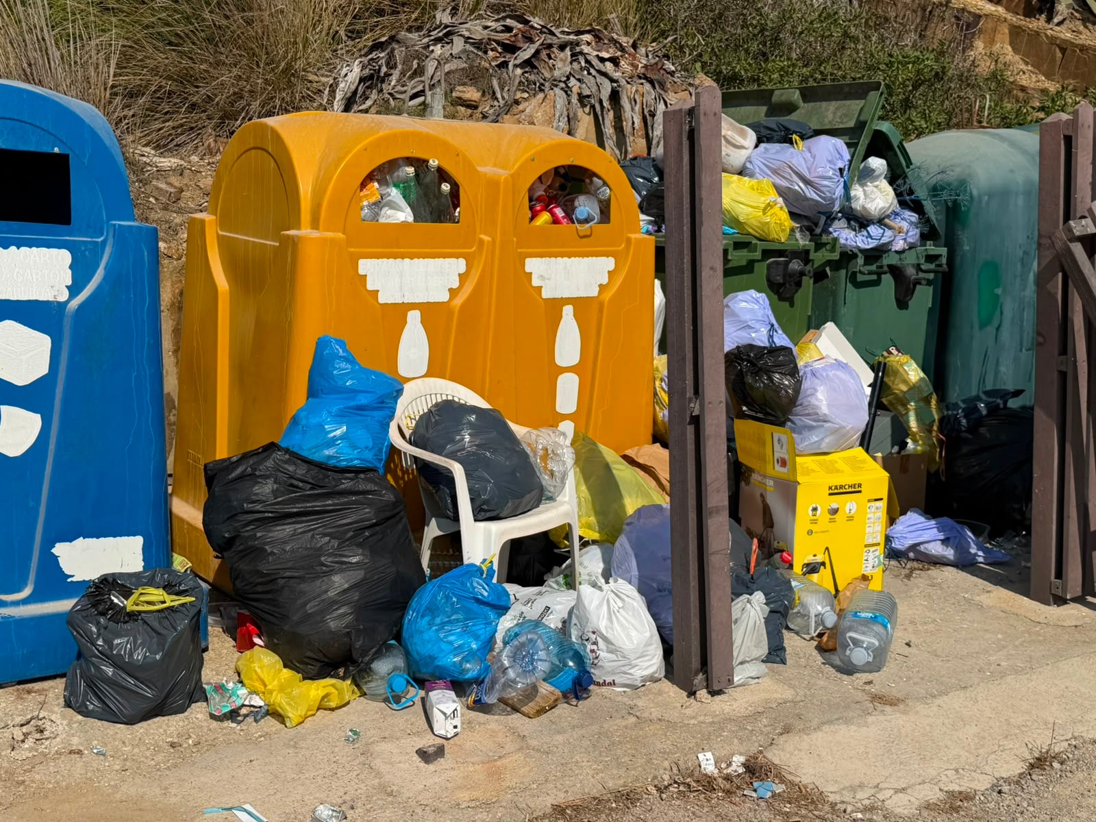 Es Mercadal reclama soluciones ante la saturación de los contenedores de reciclaje Es Mercadal reclama soluciones ante la saturación de los contenedores de reciclaje