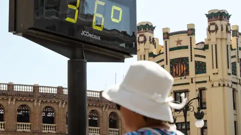 Un termómetro marca 36 grados centígrados en el centro de la ciudad de València Un termómetro marca 36 grados centígrados en el centro de la ciudad de València