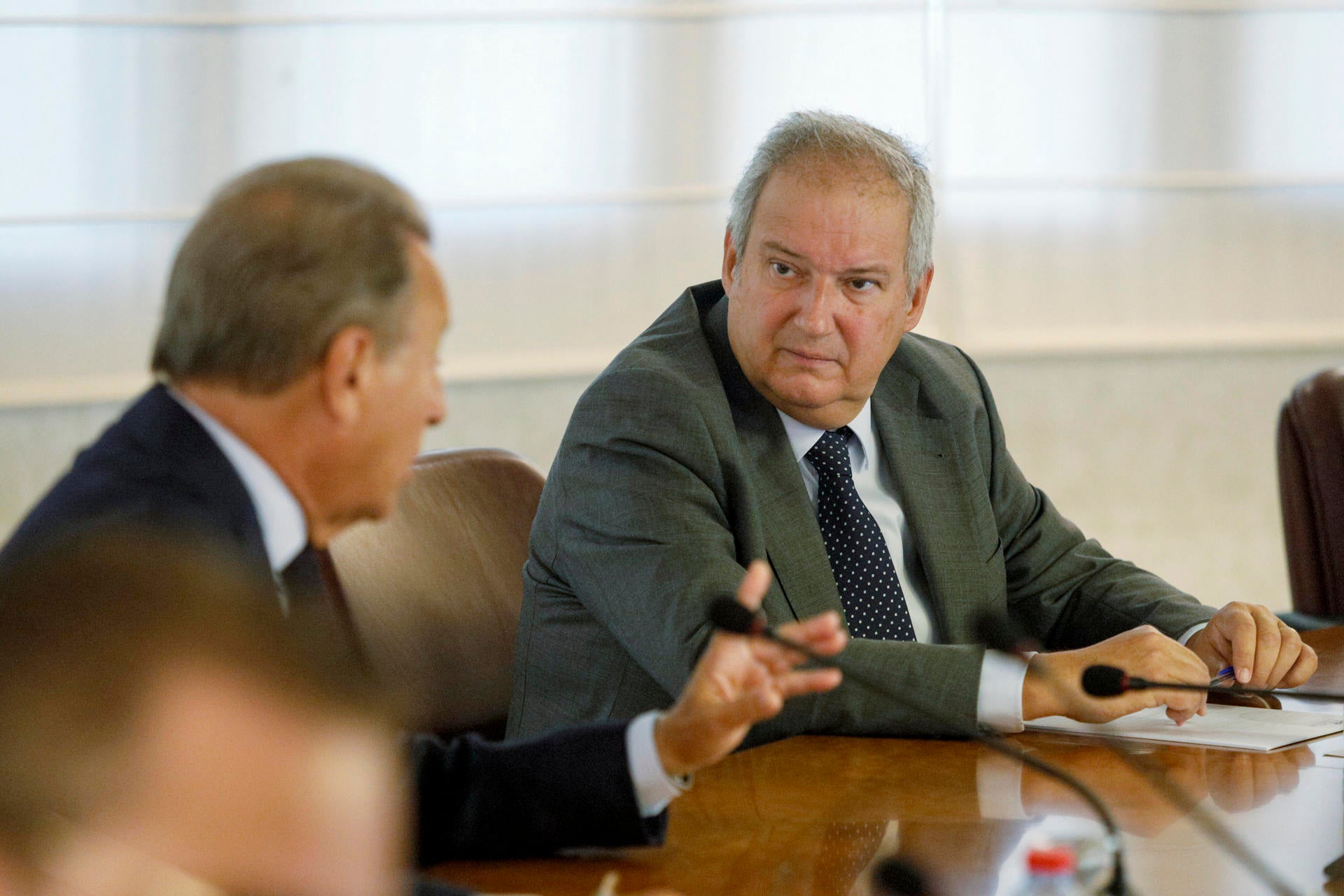 El ministro de Industria y Turismo, Jordi Hereu, durante su visita este miércoles a la sede de ASCER. El ministro de Industria y Turismo, Jordi Hereu, durante su visita este miércoles a la sede de ASCER.