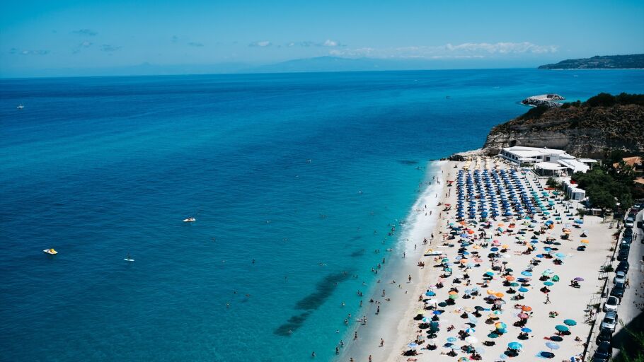 Vista panor&aacute;mica de las playas p&uacute;blicas y de la playa y los restaurantes de L'Ammarruta en Tropea. Situada en la 'Costa de los Dioses', en la regi&oacute;n meridional italiana de Calabria.