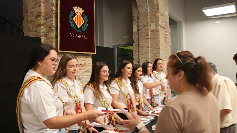 Reina y Damas reparten el programa de fiestas. 