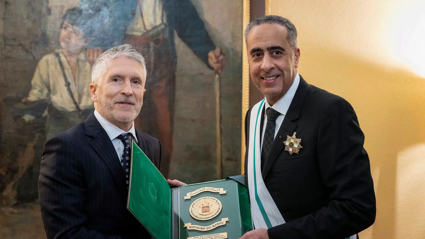 El ministro Grande-Marlaska entregando la condecoración de la Gran Cruz de la Orden del Mérito de la Guardia Civil a a Abdellatif Hammouchi el 11 de noviembre de 2025 El ministro Grande-Marlaska entregando la condecoración de la Gran Cruz de la Orden del Mérito de la Guardia Civil a a Abdellatif Hammouchi el 11 de noviembre de 2025