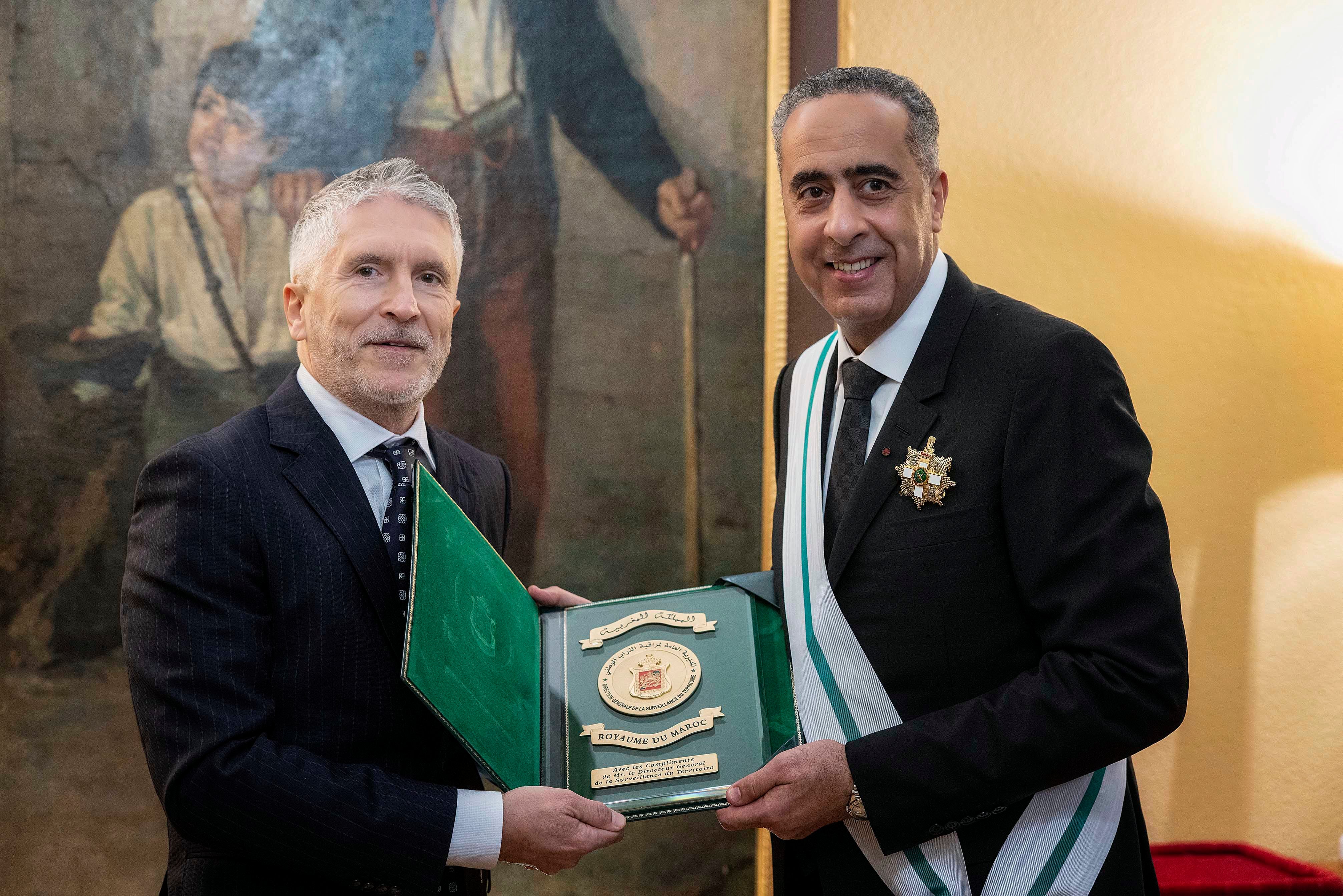 El ministro Grande-Marlaska entregando la condecoración de la Gran Cruz de la Orden del Mérito de la Guardia Civil a a Abdellatif Hammouchi el 11 de noviembre de 2025 El ministro Grande-Marlaska entregando la condecoración de la Gran Cruz de la Orden del Mérito de la Guardia Civil a a Abdellatif Hammouchi el 11 de noviembre de 2025
