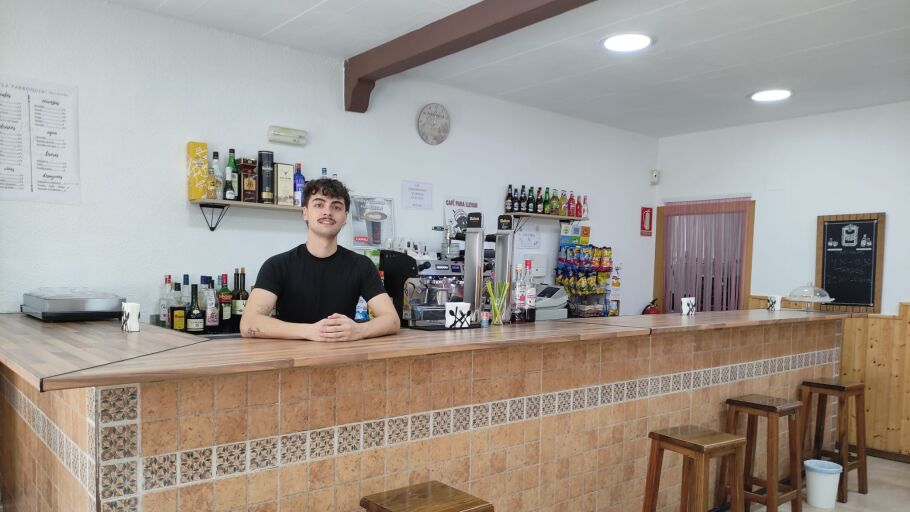 Iker S&aacute;nchez, uno de los propietarios del Bar La Parroquia en Belinch&oacute;n, en Cuenca.