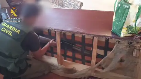 Cinco detenidos, dos de ellos menores, por tráfico de drogas y tenencia de armas en el norte de Cáceres Cinco detenidos, dos de ellos menores, por tráfico de drogas y tenencia de armas en el norte de Cáceres