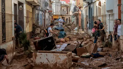 Una calle en Paiporta cubierta de barro y enseres dos días después de la dana Una calle en Paiporta cubierta de barro y enseres dos días después de la dana